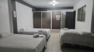 Łóżko lub łóżka w pokoju w obiekcie Hotel Adelmo's