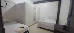 Łóżko lub łóżka w pokoju w obiekcie Hotel Adelmo's