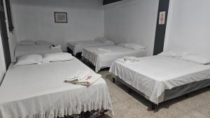 Łóżko lub łóżka w pokoju w obiekcie Hotel Adelmo's
