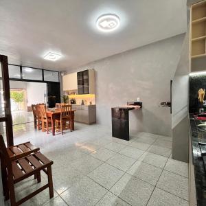 a kitchen and dining room with a table and chairs at Casa do vivi 1 in Tramandaí