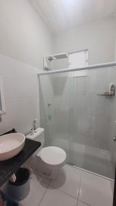 ein Badezimmer mit Dusche, Toilette und Waschbecken in der Unterkunft Casa de Praia na Roça in Angra dos Reis + 19 Fotos