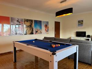 a living room with a pool table and a couch at Lisbonne et sa région en famille ou entre amis! in Alcoitão