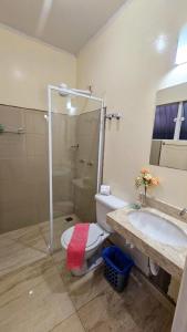 ein Badezimmer mit Dusche, Toilette und Waschbecken in der Unterkunft Hotel Villa Charmosa in São Pedro