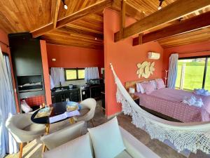 - une chambre avec un lit hamac et une salle à manger dans l'établissement Sítio da Montanha, à Piedade