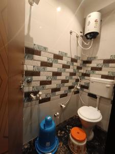ein Bad mit WC in einem Zimmer in der Unterkunft HOTEL IN UJJAIn in Ujjain