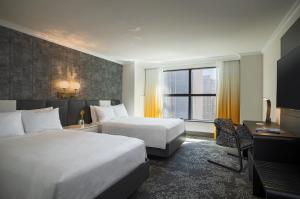 um quarto de hotel com duas camas e uma janela em Renaissance New York Times Square by Marriott em Nova Iorque mais 37 fotografias