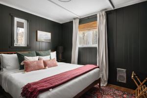 una camera da letto con un grande letto con pareti nere di Hygge mountain retreat with stunning views a New Market
