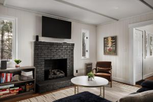 un soggiorno con camino e TV di Hygge mountain retreat with stunning views a New Market
