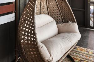 una sedia in vimini con cuscino in camera di Hygge mountain retreat with stunning views a New Market