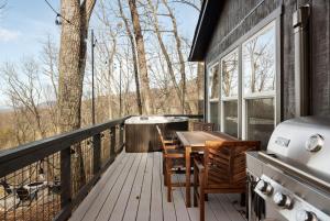 una terrazza con tavolo, sedie e griglia di Hygge mountain retreat with stunning views a New Market Altre 41 foto