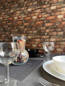 a table with two wine glasses on top of it at Maison agréable Villeneuve saint Georges in Villeneuve-Saint-Georges +4 photos