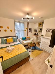 O zonă de relaxare la R3 - Stylish En-Suite Private Room with Kitchenette near QE Hospital