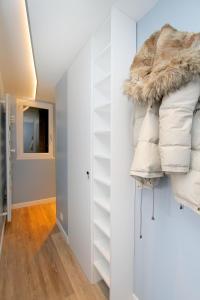 um quarto com paredes brancas e almofadas brancas em Le 24 em Les Deux Alpes