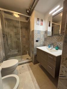 een badkamer met toilet, douche en wastafel bij Acciuga in Genua +4 foto's