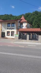 a building on the side of a street at Apartament Przy wąwozie in Bałtów