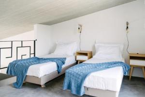 Postel nebo postele na pokoji v ubytování Irissa Suites + 37 fotografií