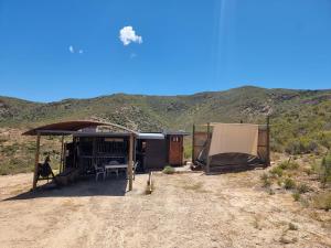バリーデールにあるCowboy's Hill Private 4x4 Campsiteの未舗装の道の真ん中にあるテント数棟