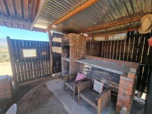 バリーデールにあるCowboy's Hill Private 4x4 Campsiteの暖炉付きの部屋、キャビン内の椅子2脚