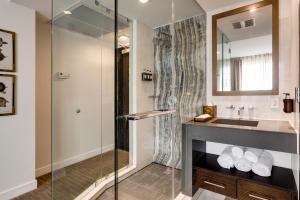 Bilik mandi di Iberostar Waves Berkeley Shore