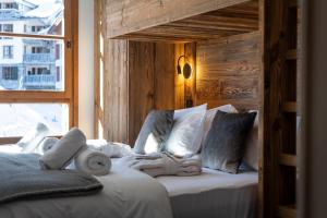 Postel nebo postele na pokoji v ubytování Appartement 4-5 personnes skis aux pieds piscine intérieure sauna hammam + 12 fotografií