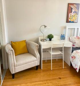 多伦多Sunny House - Main Floor, Free parking, in Toronto的一间卧室配有椅子和一张带台灯的桌子 更多25张照片