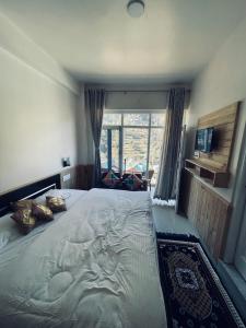 Llit o llits en una habitació de Hotel Cedar View Jibhi