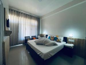 Llit o llits en una habitació de Hotel Cedar View Jibhi