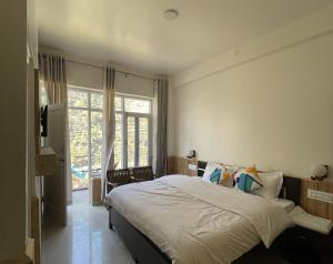 Llit o llits en una habitació de Hotel Cedar View Jibhi