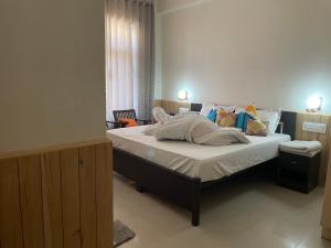 Llit o llits en una habitació de Hotel Cedar View Jibhi