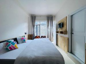 Llit o llits en una habitació de Hotel Cedar View Jibhi