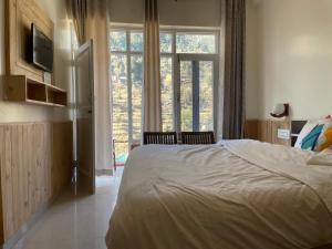 Llit o llits en una habitació de Hotel Cedar View Jibhi