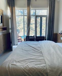 Llit o llits en una habitació de Hotel Cedar View Jibhi