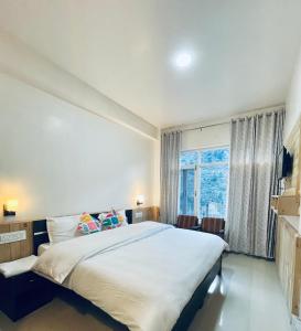 Llit o llits en una habitació de Hotel Cedar View Jibhi