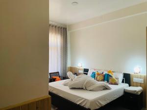 Llit o llits en una habitació de Hotel Cedar View Jibhi