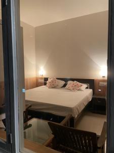 Llit o llits en una habitació de Hotel Cedar View Jibhi