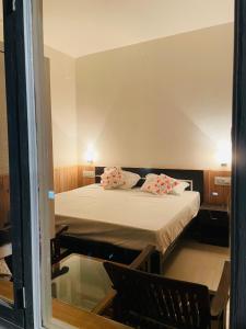 Llit o llits en una habitació de Hotel Cedar View Jibhi