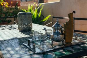 Set per la preparazione di tè e caffè presso Riad Nomada Marrakech