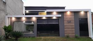 ein Haus mit Lichtern an der Seite in der Unterkunft Casa de Praia na Roça in Angra dos Reis