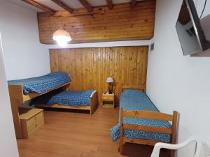 a room with two bunk beds and a tv at Abi in Esquel