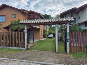 una puerta en un patio frente a una casa en Solar Grace casa 02, en Bombinhas