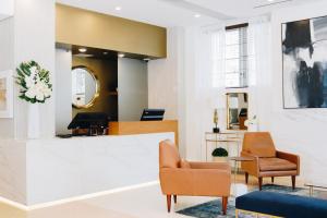 Ruang duduk di Iberostar Waves Berkeley Shore