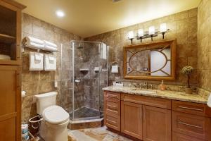 Bilik mandi di Tahoe Treetop Retreat +21 gambar