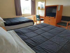 Postel nebo postele na pokoji v ubytování Tamarack Inn