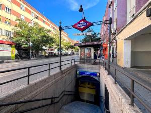 un pequeño túnel en medio de una calle de la ciudad en New and spacious loft area Numancia, en Madrid