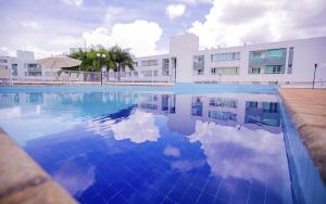 a large swimming pool in front of a building at Premier Residence Hotel em Brasília 21604 in Brasilia