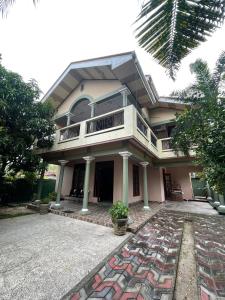 una grande casa con un balcone sopra di Villa 74 a Negombo