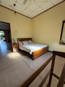 una camera da letto con un letto in una stanza di Villa 74 a Negombo