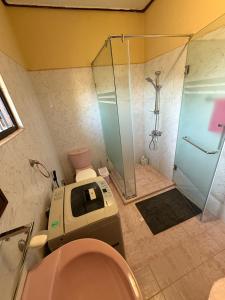e bagno con servizi igienici e cabina doccia. di Villa 74 a Negombo