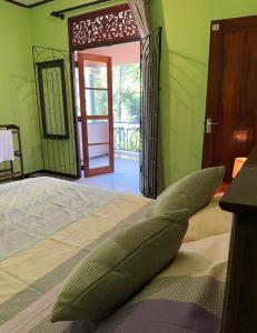 Camera con letto e porta aperta di Villa 74 a Negombo