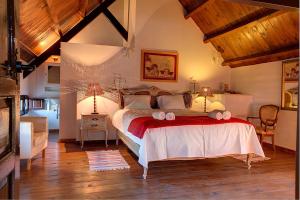 ein Schlafzimmer mit einem großen Bett mit zwei Lampen in der Unterkunft Reservaloen Hacienda las Marciagas in Benacazón